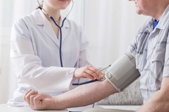 mesure de la tension artérielle pour l'hypertension